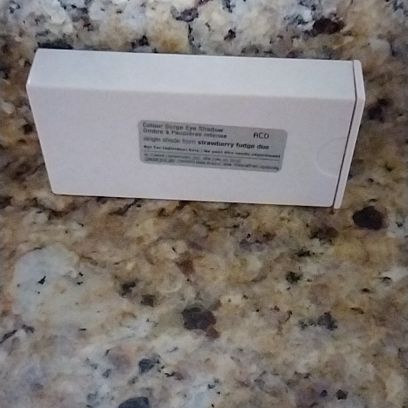 clinique strawberry fudge eye shadow - Picture 3 of 5